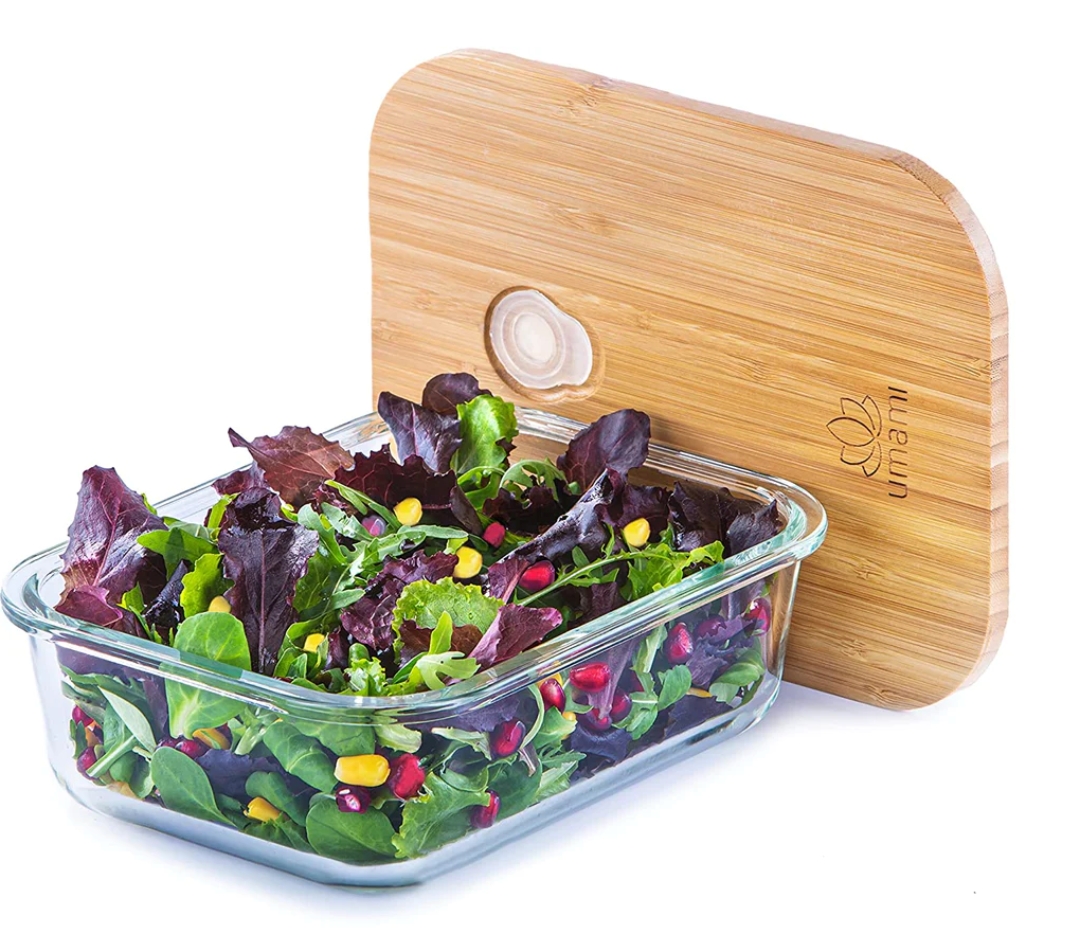 Lunch box avec salade et légumes frais